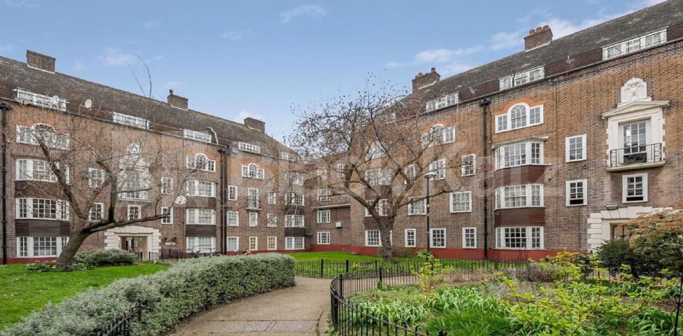 			LET , 2 Bedroom, 1 bath, 1 reception Apartment			 Albion Avenue, Clapham North/Stockwell